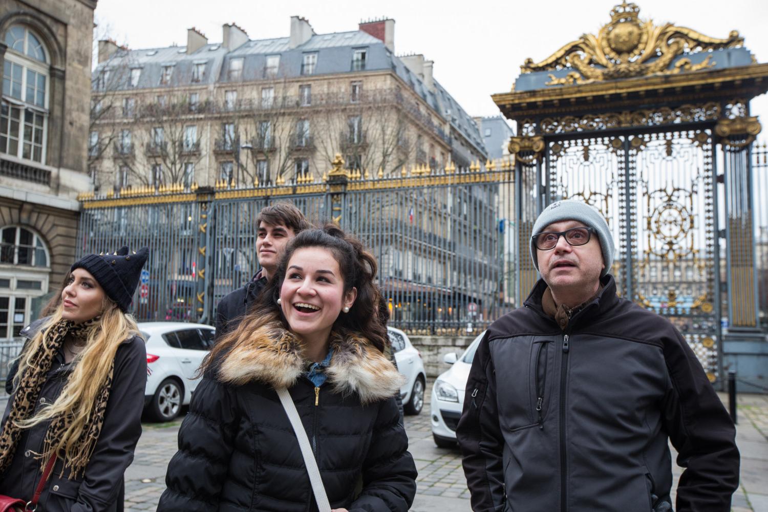 <a href='http://qkcg.syudia.com'>BETVLCTOR伟德登录</a> French Professor Pascal Rollet leads students on a study tour in Paris.